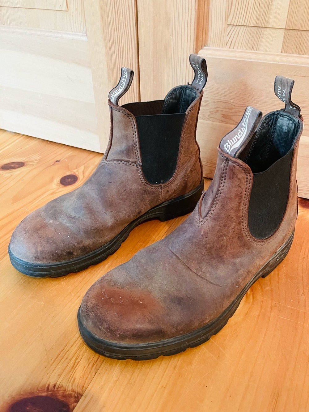 Blundstone Brown Chelsea Boots with Black Elastic